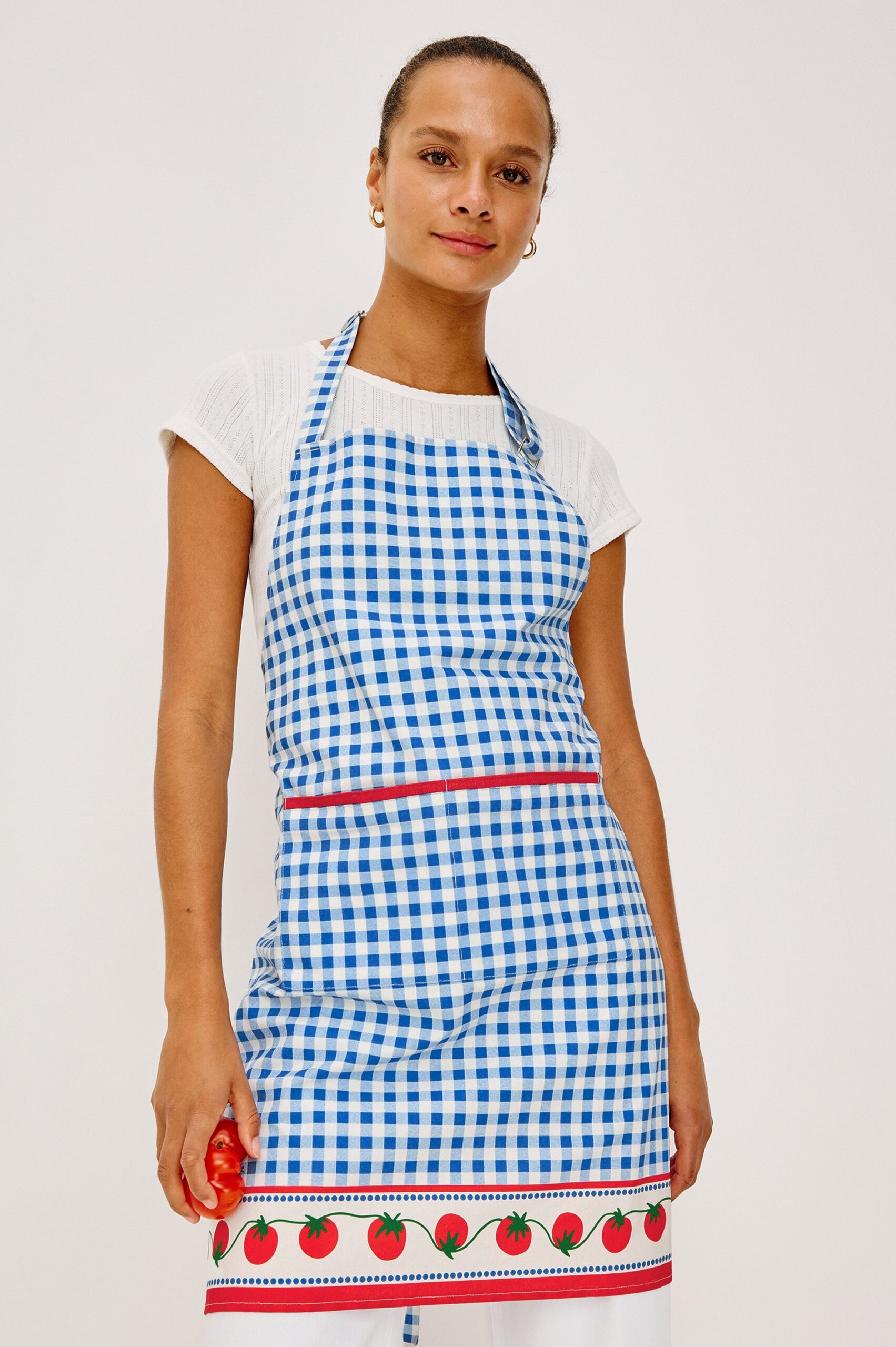 CUCINA-APRON-GINGHAM-TOMATOES_1_655D-552B-8837_c836894d-4ec5-4a43-83fa-0c872b91f548