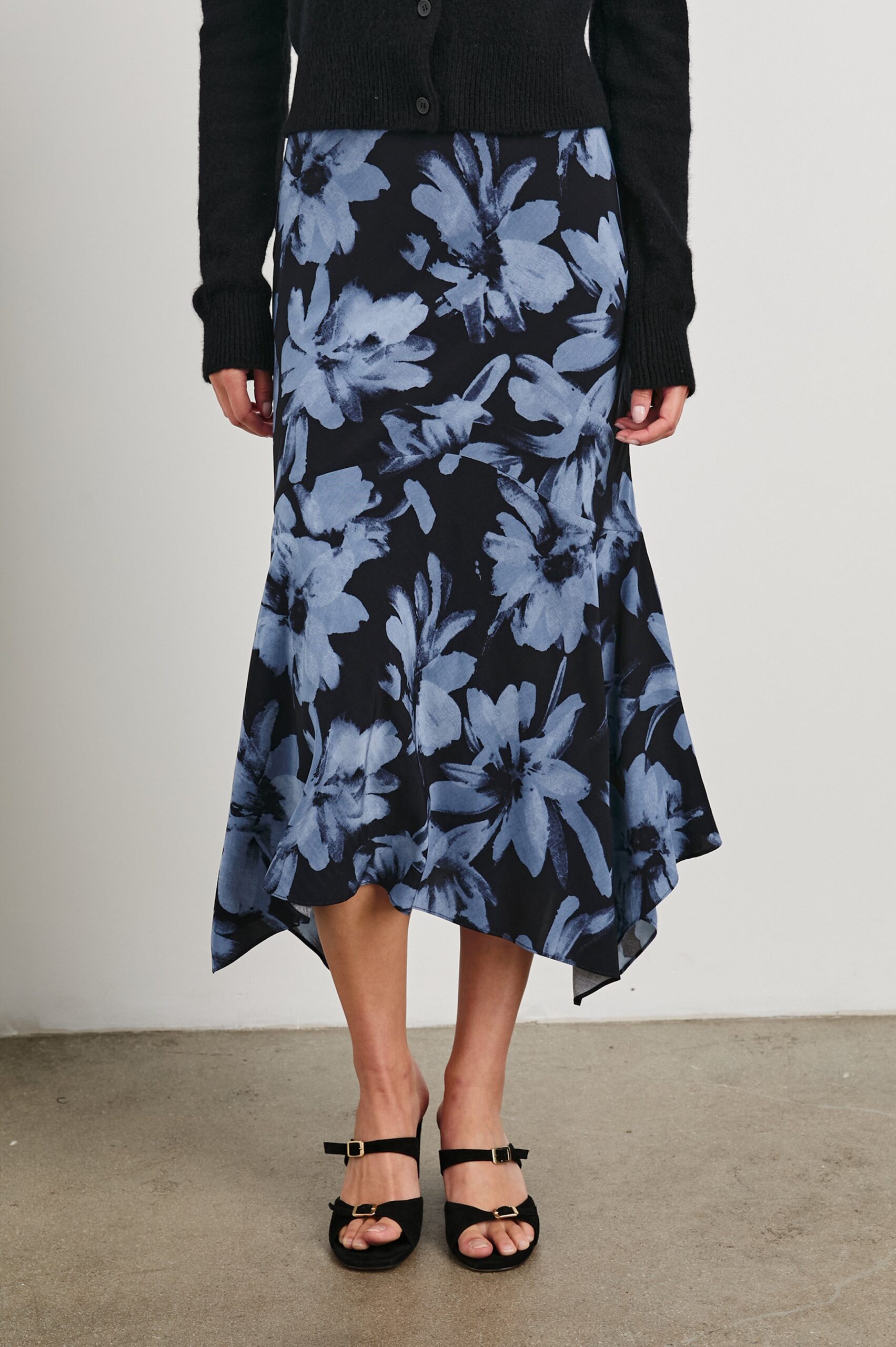 EDWINA-MIDNIGHT-LILY-1_a5c9d8b2-be80-45e1-8abf-d8ab6f230275