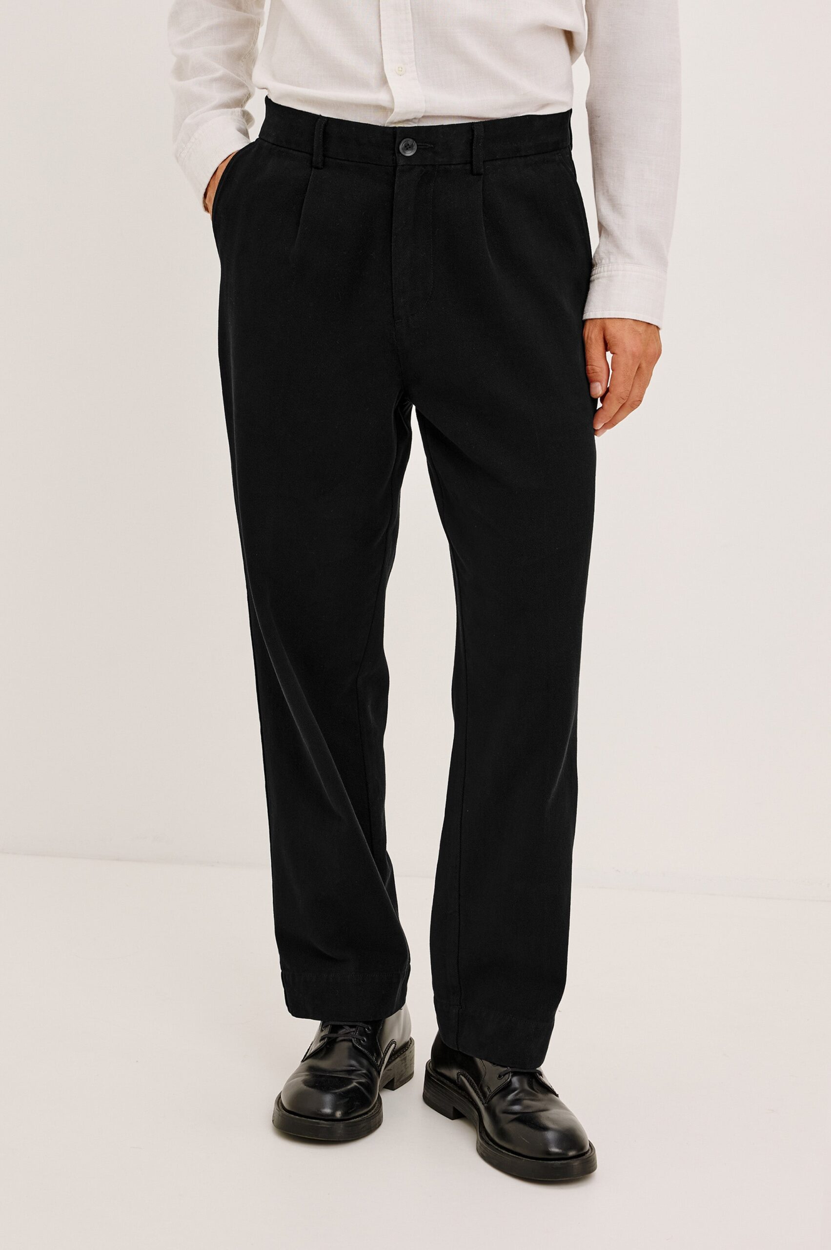 EZRA-BLACK_1_RM-679D-937F-001