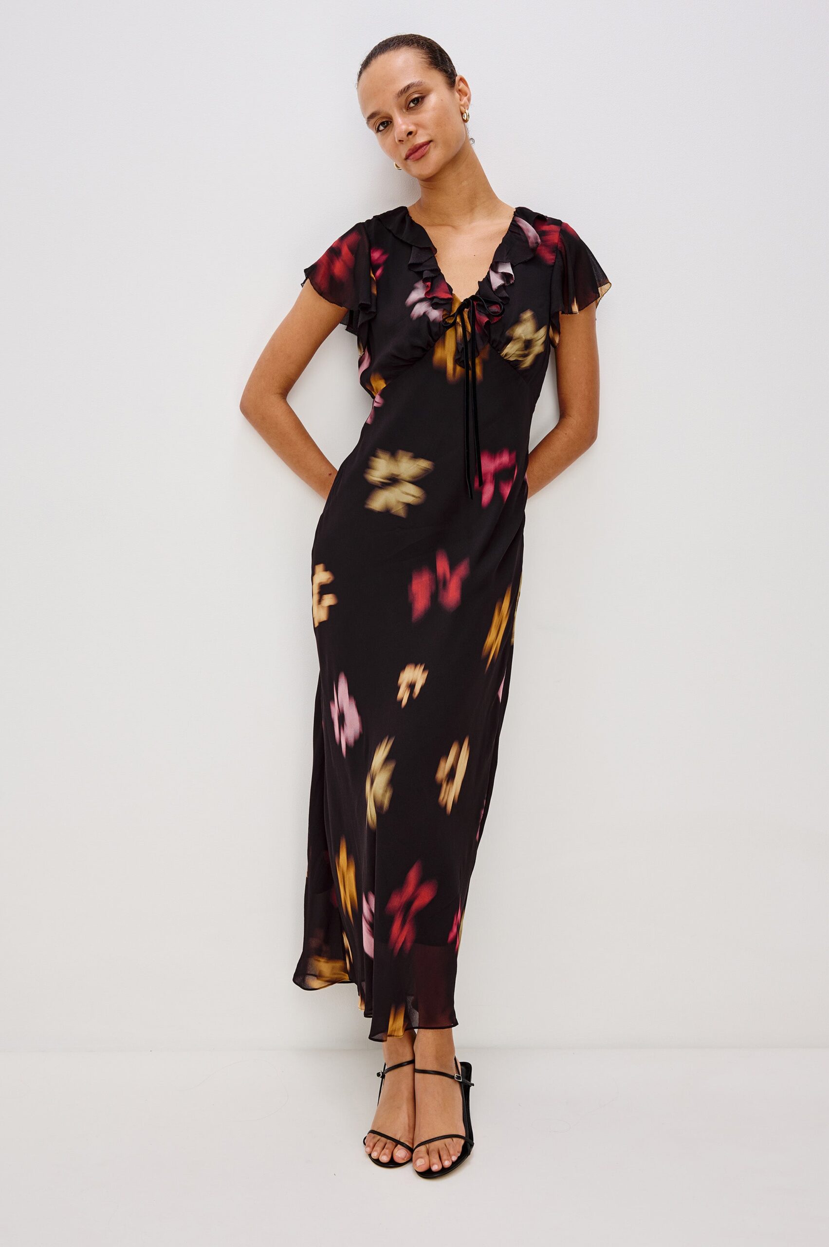 NEELA-ONYX-BLURRED-FLORAL-1